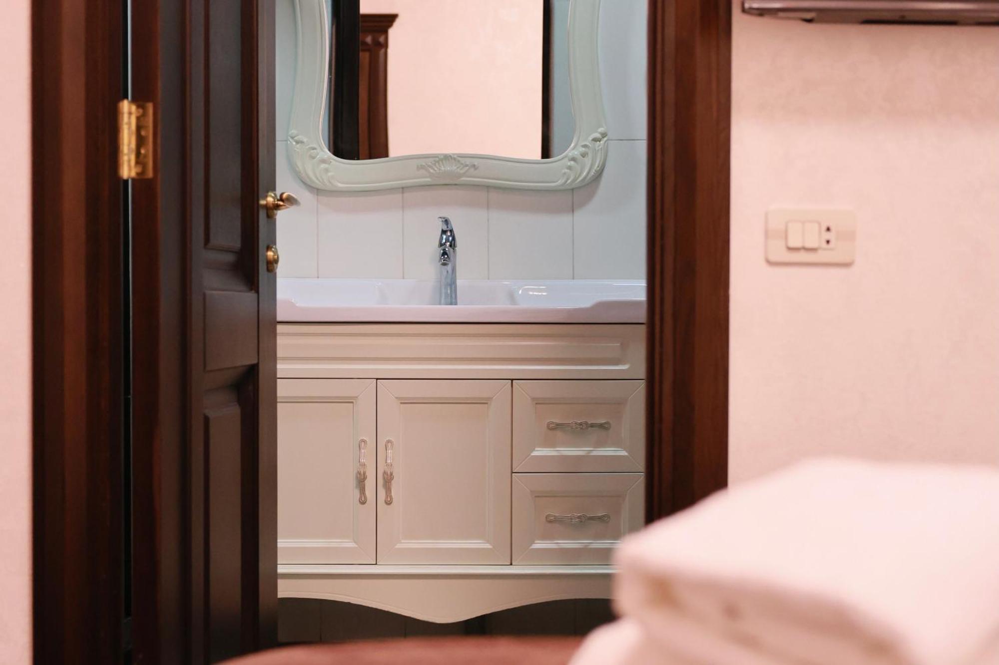 Royal Renaissance Hotel Jerevan Rom bilde